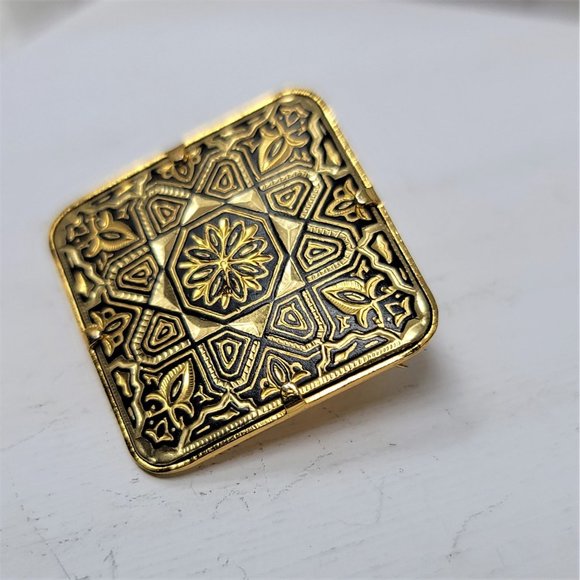 Vintage Gold tone Detailed Design Square Pin Brooch - Picture 2 of 6